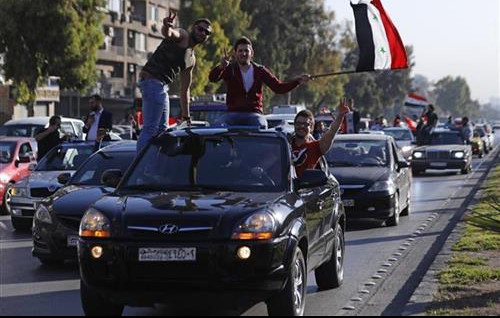 PRKOS NA ULICAMA DAMASKA: Sirijci satima proslavljali završetak "NEUSPELIH" UDARA SAD!